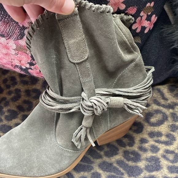 NWOT grey suede ankle booties western - Picture 2 of 3